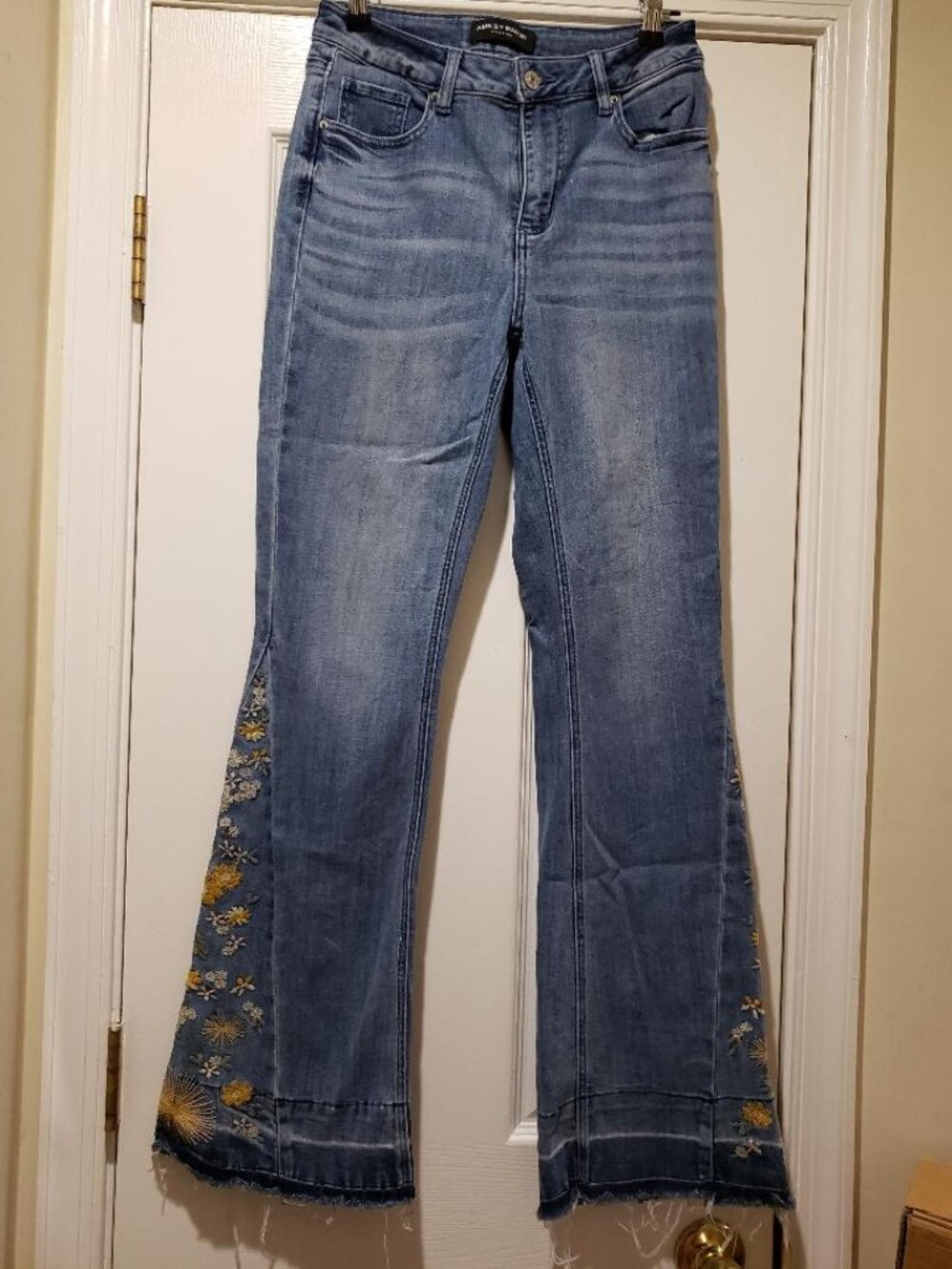 Juniors 7 Light Wash Floral Embrioderd Flare Jeans